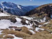 46 Vista sul vallone salito con la Mencucca che sopra i contrafforti rocciosi presenta bei pratoni